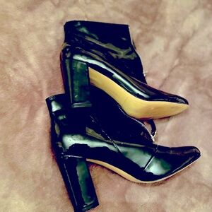 Never worn, TAHARI zip up black patent leather boots in size 8.5!